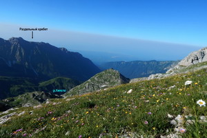 Фото 55. Вид с вершины Трон 2676м на Раздельный  хребет  и море  в Ю-З направлении.