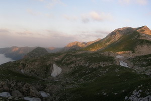 Фото 58. Первые лучи солнца. Долина р.Хипсты вся заполнена облаками