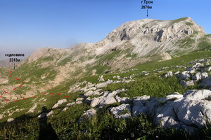 Фото 59. Направление  пути на седловину между вершинами 2382 и 2676.